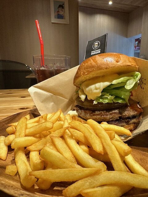 9月に本町商店街にオープンした『淡路島バーガースタンド』今話題のお店のご紹介です。