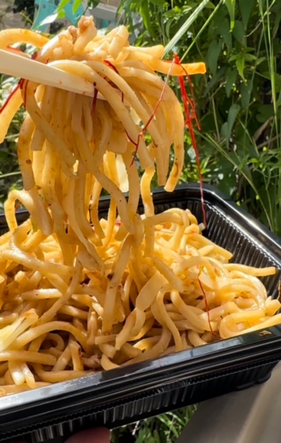 ９月にオープンした「木曽川やき〇」塩焼きそば専門店のご紹介です。
